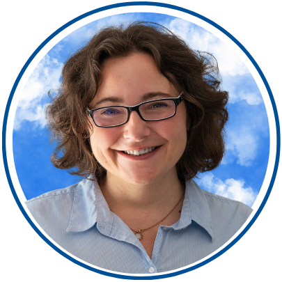 Portrait Sonia Schüttler blaue Bluse Hintergrund Himmel